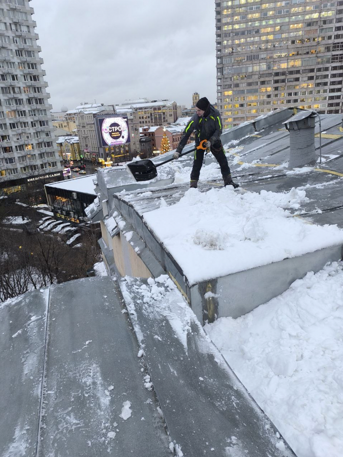 Очистка крыш от снега и льда в Москве. Промышленными альпинистами с допусками.