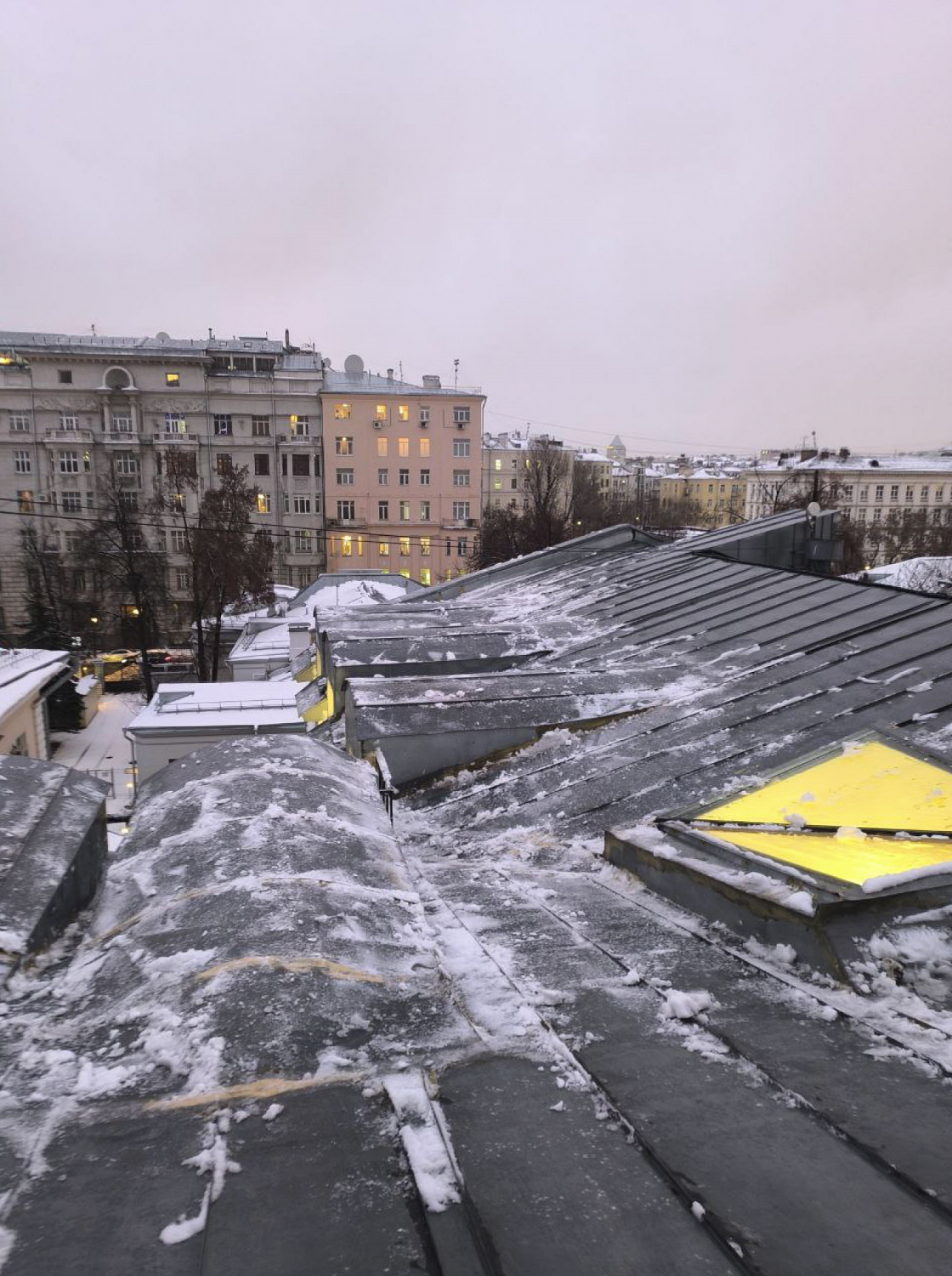 Очистка крыш от снега и льда в Москве. Промышленными альпинистами с допусками.