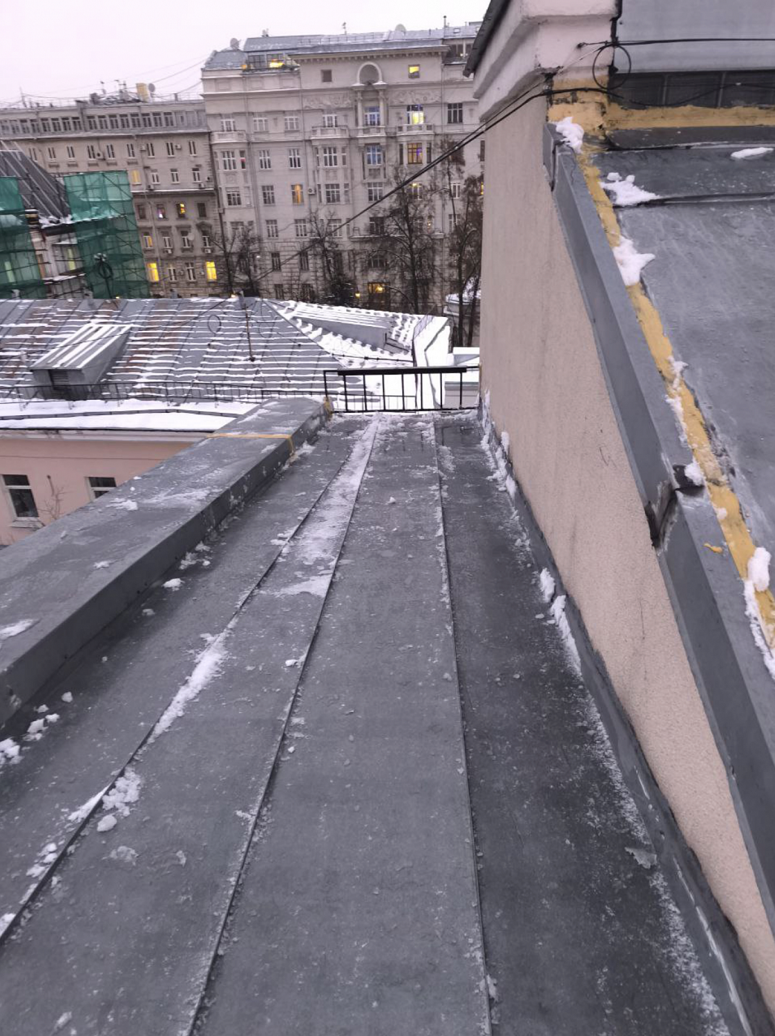 Очистка крыш от снега и льда в Москве. Промышленными альпинистами с допусками.