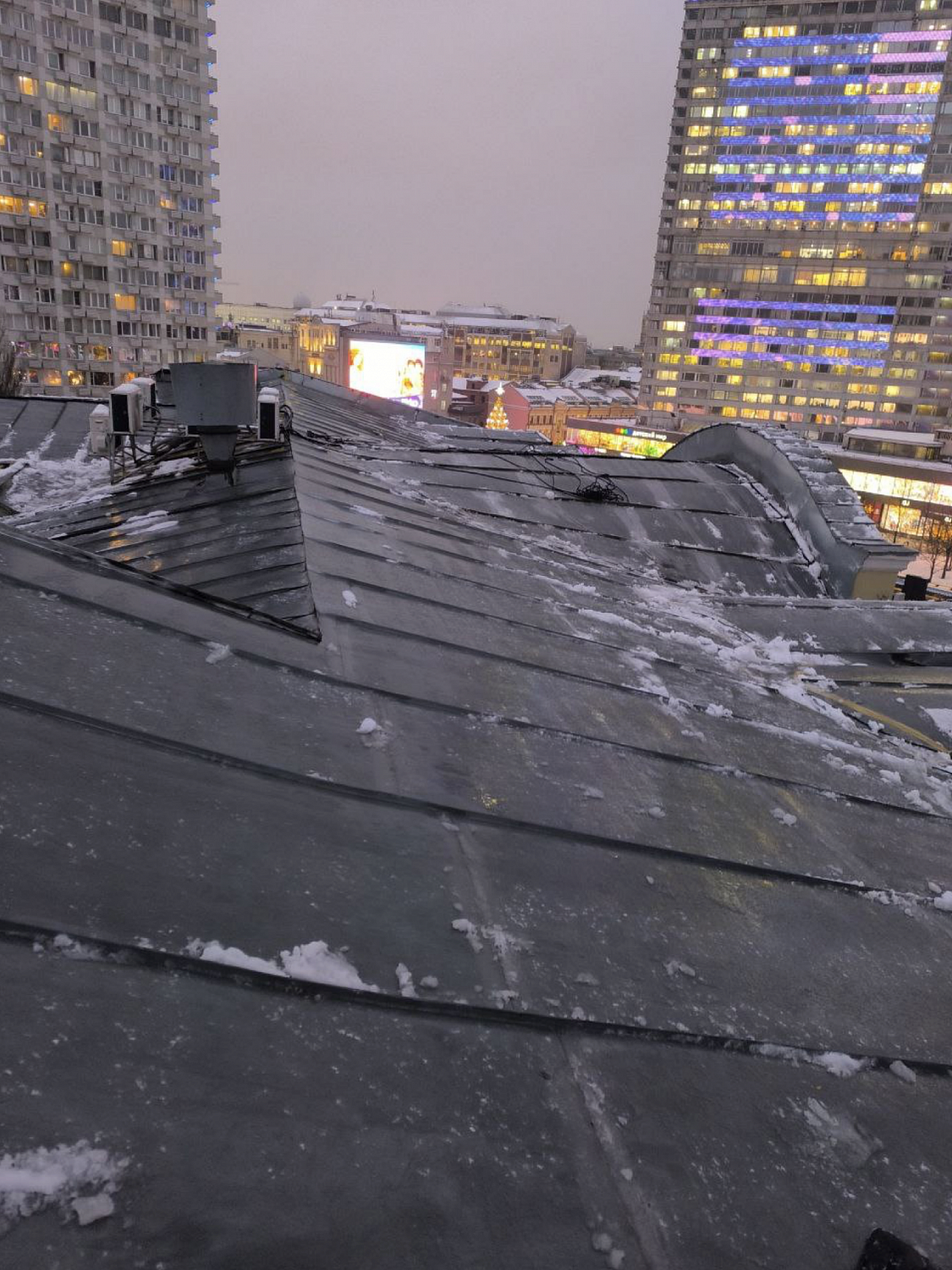 Очистка крыш от снега и льда в Москве. Промышленными альпинистами с допусками.